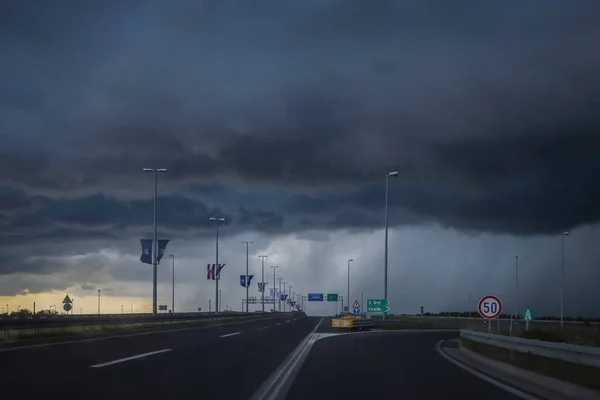 クロアチアのザグレブの高速道路上の黒い嵐の雲 — ストック写真