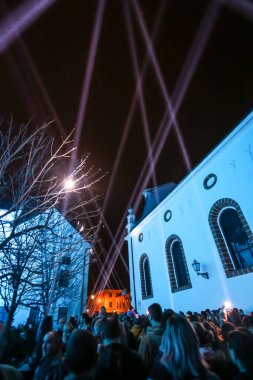 Zagreb, Hırvatistan - 19 Mart 2017: Hırvatistan 'ın Zagreb kentinde ışık festivali. Hırvatistan 'ın başkenti Zagreb' de aydınlık binalara ve ışık demetlerinin sunumuna bakan insanlar.