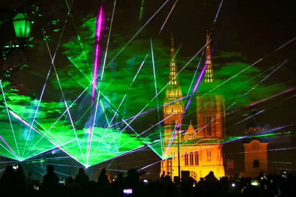 Zagreb Kroatien Mars 2017 Ljusfestival Zagreb Kroatien Folk Tittar Lasershow — Stockfoto