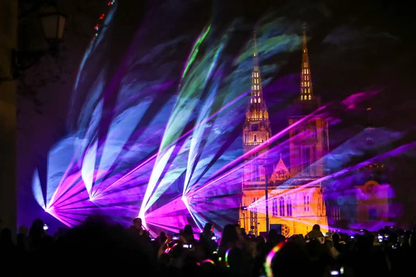 Zagreb Kroatien Mars 2017 Ljusfestival Zagreb Kroatien Folk Tittar Lasershow — Stockfoto
