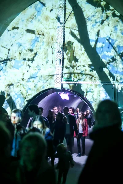 Záhřeb Chorvatsko Března 2017 Festival Světel Záhřebu Chorvatsko Lidé Procházející — Stock fotografie