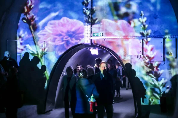 克罗地亚萨格勒布 2017年3月19日 克罗地亚萨格勒布灯节 在萨格勒布市中心 人们穿过灯火通明的隧道 墙上挂着五彩斑斓的图画 — 图库照片