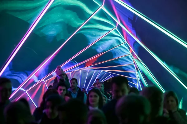 克罗地亚萨格勒布 2017年3月19日 克罗地亚萨格勒布灯节 萨格勒布市中心 人们正在穿过一个灯火通明的装有彩灯的隧道 — 图库照片