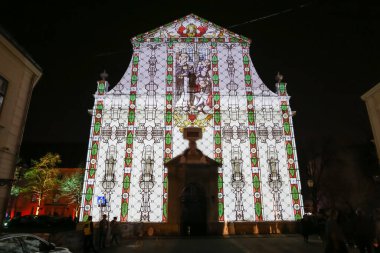 Zagreb, Hırvatistan - 24 Mart 2019: Hırvatistan 'ın Zagreb kentinde ışık festivali. Yanlarında yürüyen insanlar şehrin yukarısındaki St. Catherine kilisesinin çizimleriyle aydınlandılar..