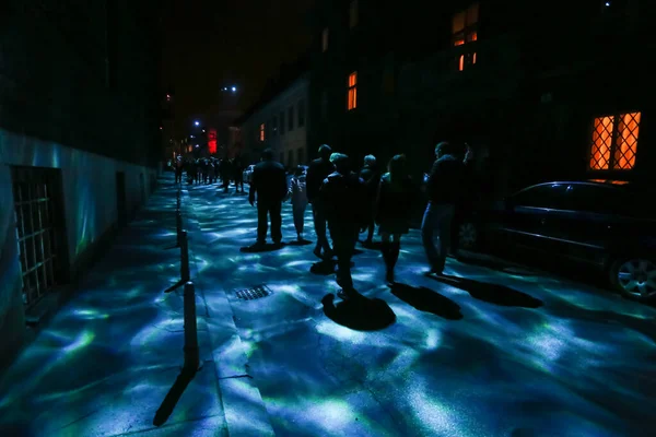 克罗地亚萨格勒布 2019年3月24日 克罗地亚萨格勒布灯节 夜间人们沿着上城一条点着灯的街道走着 — 图库照片