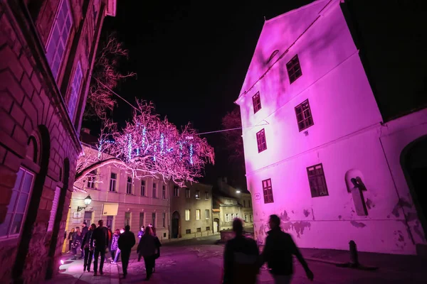 克罗地亚萨格勒布 2019年3月24日 在克罗地亚萨格勒布举行的灯节期间 人们走过上城的照明建筑 — 图库照片