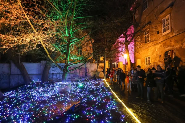 Záhřeb Chorvatsko Března 2018 Lidé Chodí Osvětleném Parku Jako Květiny — Stock fotografie