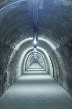 Floresan lambalı eski beton tünel.