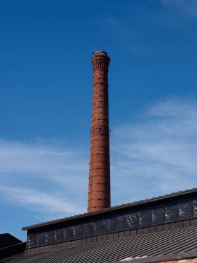 Mavi gökyüzüne karşı boru