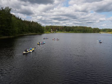 Karelya Vuoks nehirde. Kayaks nehirde rafting.