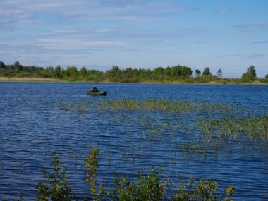 Bir balıkçı bir teknede Gölü