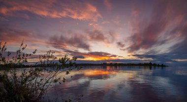 Göl günbatımı. Sarı, mavi