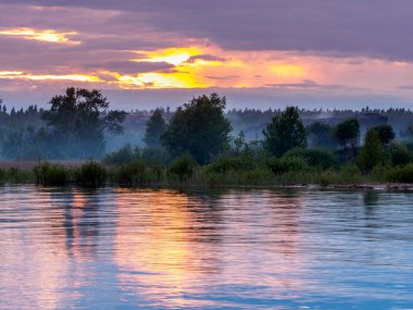 Göl günbatımı. Sarı, mavi