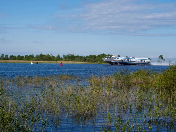 The boat floats through the Blue Lake — Stock Photo, Image