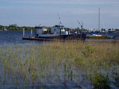 Nehir kıyısında çim gemilerde.