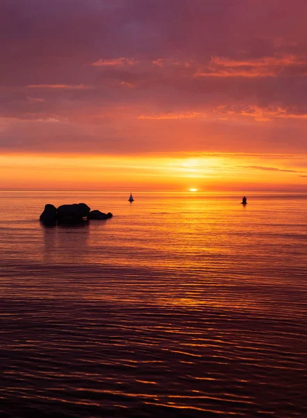 Helder Rood Violet Dageraad Oever Van Het Meer Reflectie Water — Stockfoto