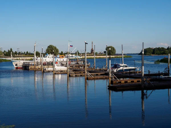 Tekneler suya yansıtılır. Nehir Volga, Yaroslavl.