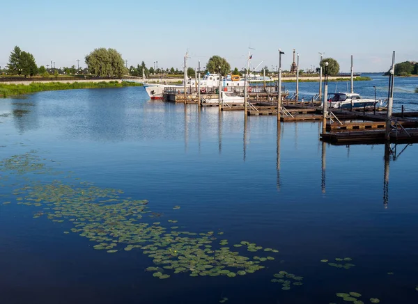 Tekneler suya yansıtılır. Nehir Volga, Yaroslavl.