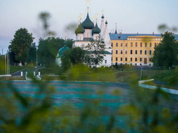 Templo Fondo Una Cama Flores Con Flores Amanecer — Foto de Stock