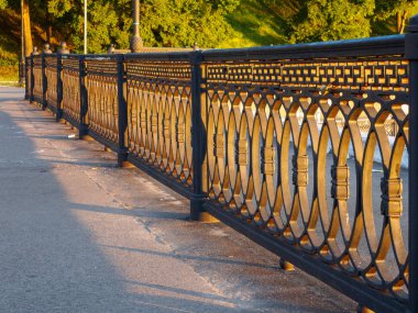 Asfalt yol mesafe içine gidiyor. Yeşil ağaçlar.