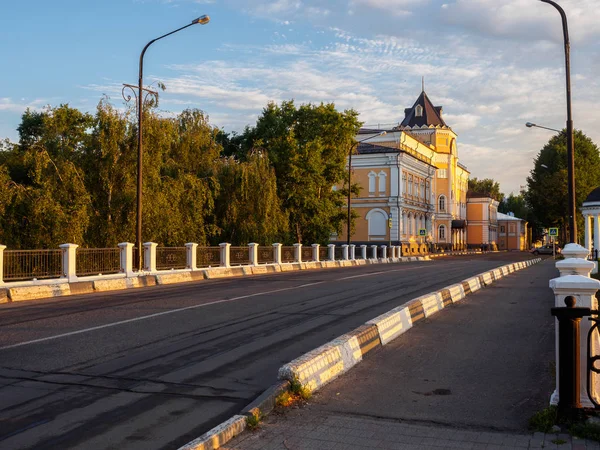 Die Asphaltierte Straße Geht Die Ferne Grüne Bäume — Stockfoto