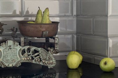 Armut içinde belgili tanımlık yaşlı, antika terazi ile süsleme yanındaki iki elma - mutfak dekorasyon 