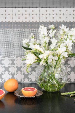 Greyfurt yanındaki cam, beyaz çiçekli - ev saydam vazo, mutfak dekorasyon 