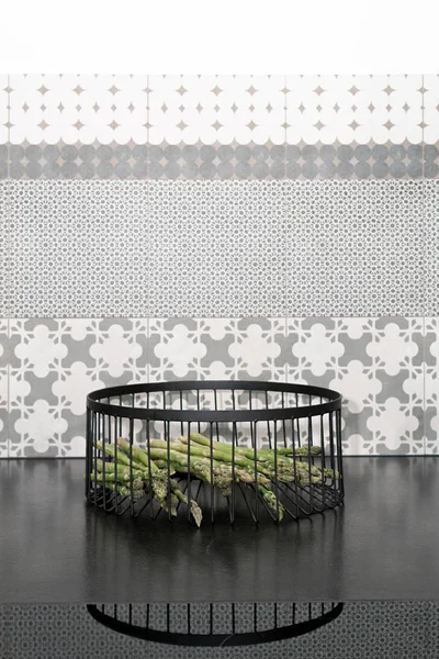 Asparagi Nella Ciotola Nera Moderna Design Casa Decorazione Della Cucina — Foto Stock