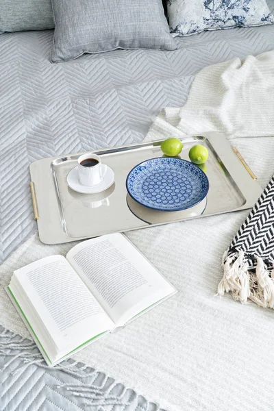 Colazione Letto Composizione Libro Caffè Vassoio Argento Lime Coperta Piatto — Foto Stock