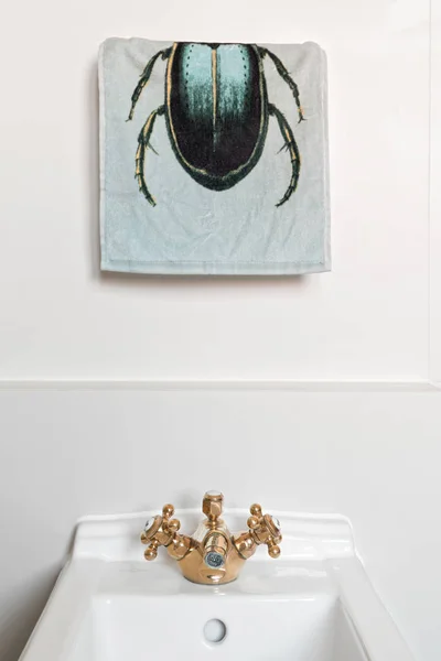 Oryginalny Ręcznik Beetle Maja Elegancką Łazienkę Tło Dekoracja Wnętrz — Zdjęcie stockowe
