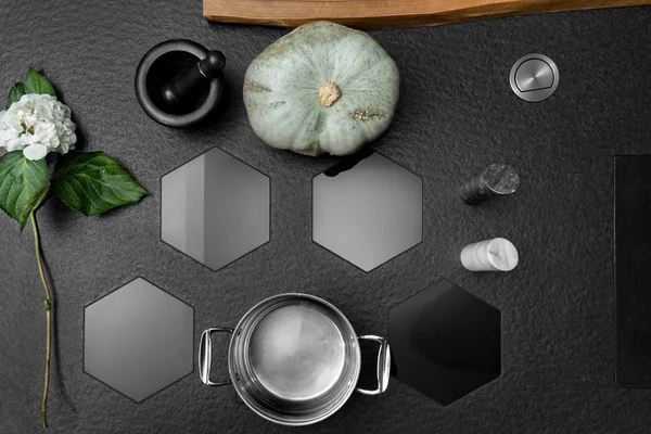 Composizione Elegante Oggetti Cucina Sfondo Zucca Verde Pentola Metallo Fiore — Foto Stock