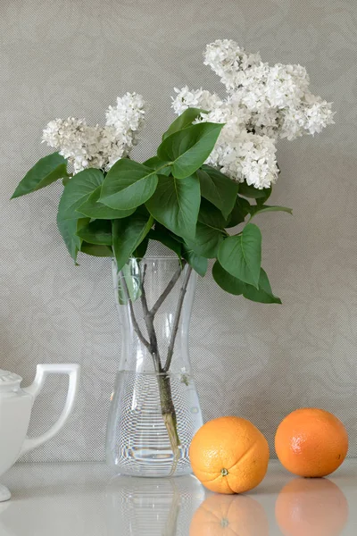 Composizione Porcellana Teiera Bianca Fiori Bianchi Lilla Due Arance Sfondo — Foto Stock