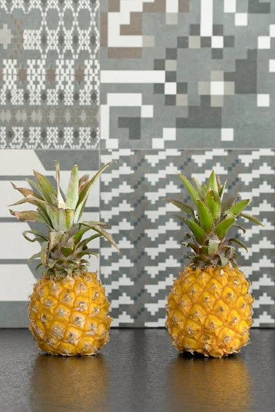 Due Piccoli Ananas Con Sfondo Piastrelle Moderne Interior Design — Foto Stock