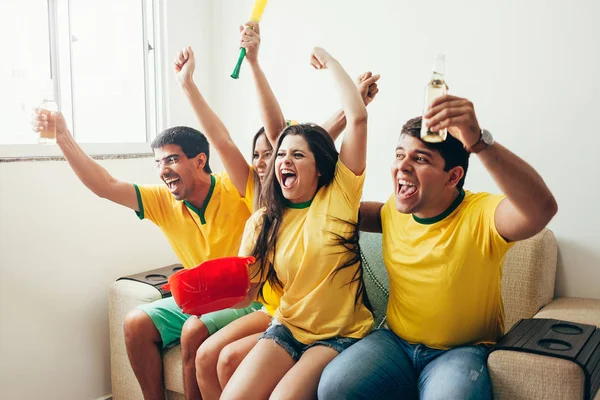 Group Friends Watching Soccer Game Television Celebrating Goal Screaming — Stock Photo, Image