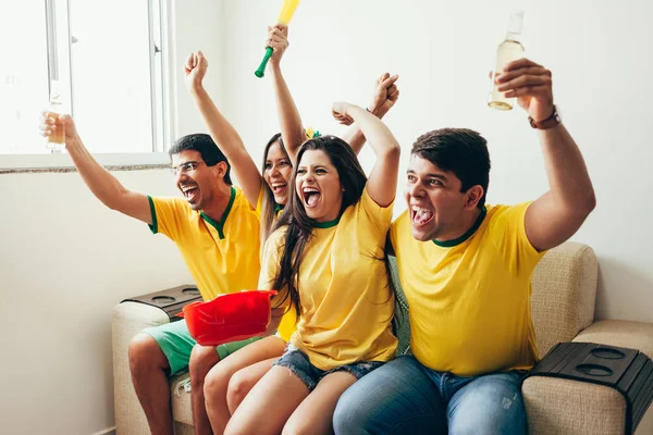 Grupo Amigos Assistindo Jogo Futebol Televisão Comemorando Gol Gritando — Fotografia de Stock