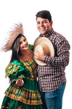Festa Junina için tipik elbise giyen genç Brezilyalı çift
