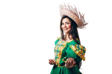 Festa Junina için tipik kıyafetler giyen Brezilyalı kadın.