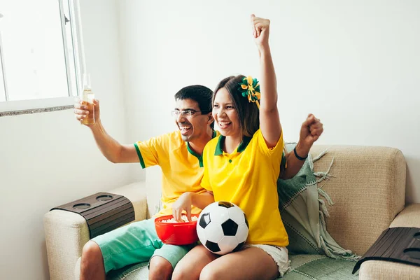 Pasangan Menonton Pertandingan Sepak Bola Televisi Merayakan Gol Dan Berteriak — Stok Foto