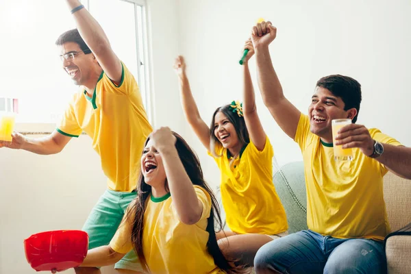 Grupo Amigos Assistindo Jogo Futebol Televisão Comemorando Gol Gritando — Fotografia de Stock