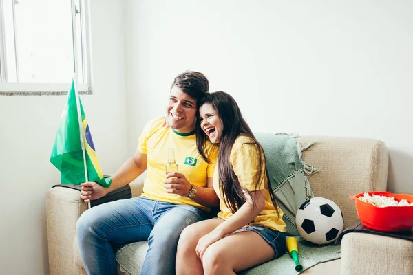Pasangan Menonton Pertandingan Sepak Bola Televisi Merayakan Gol Dan Berteriak — Stok Foto