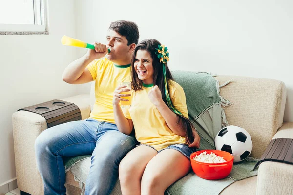 Chocado Casal Mulher Homem, Fãs De Futebol Em T-shirt Verde Amarelo Torcer  Equipe De Apoio Com Bola De Futebol, Assistindo Jogo No Laptop Pc Isolado  No Fundo Branco. Foto Royalty Free, Gravuras