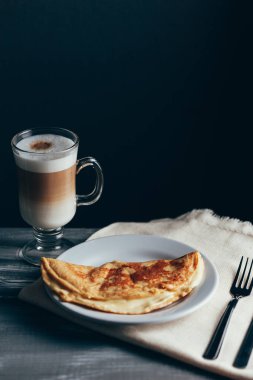 Crepioca - manyok (tapyoka) ahşap arka plan üzerinde plaka üzerinde peynirli gözleme. Seçici odak