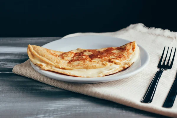 Crepioca - manyok (tapyoka) ahşap arka plan üzerinde plaka üzerinde peynirli gözleme. Seçici odak