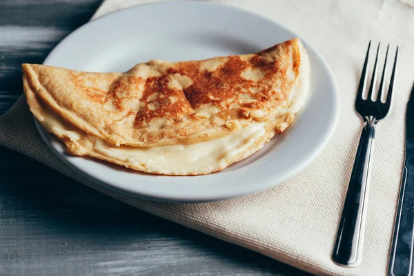 Crepioca - manyok (tapyoka) ahşap arka plan üzerinde plaka üzerinde peynirli gözleme. Seçici odak