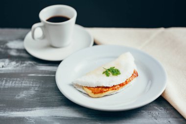 Peynir (coalho) ve ahşap bir masa kahve ile Brezilyalı tapyoka
