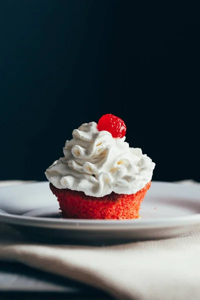 Cupcake Rouge Fait Maison Avec Crème Dans Éclairage Sombre — Photo