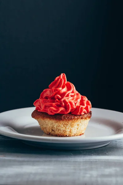 Cupcake Rouge Fait Maison Avec Crème Dans Éclairage Sombre — Photo