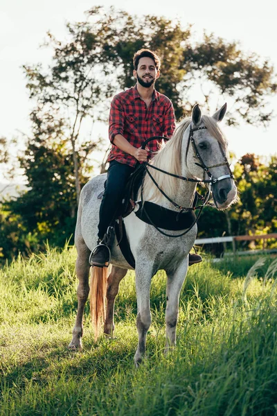 Ung Man Rider Vithäst Landsbygden — Stockfoto