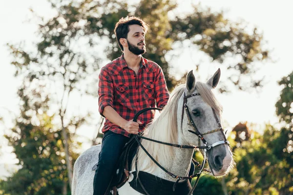 Ung Man Rider Vithäst Landsbygden — Stockfoto