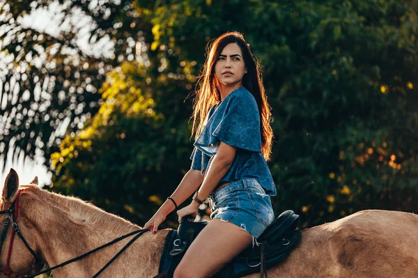 Ung Kvinna Rider Häst Landsbygden — Stockfoto